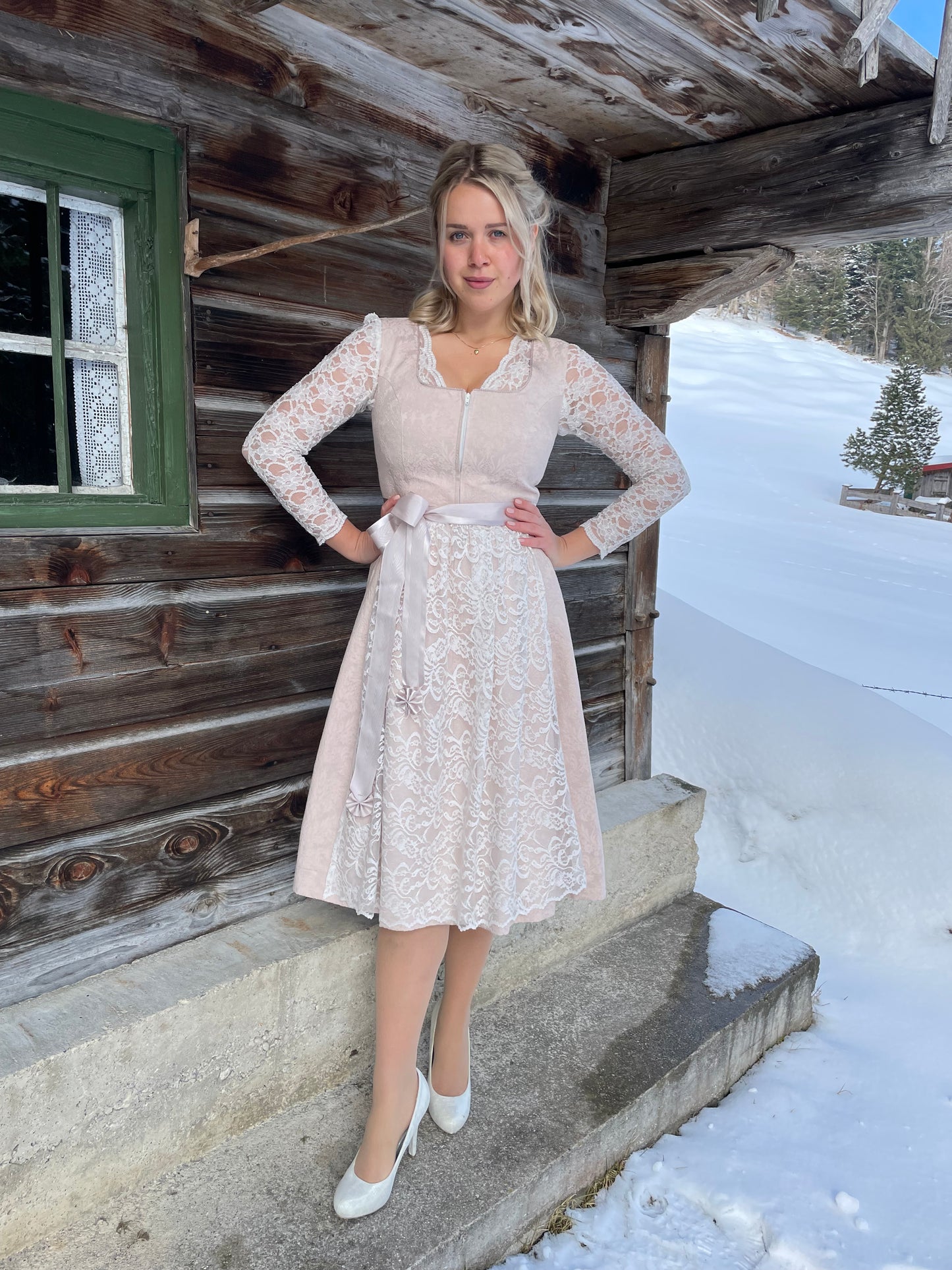 Dirndl Kristallbeige