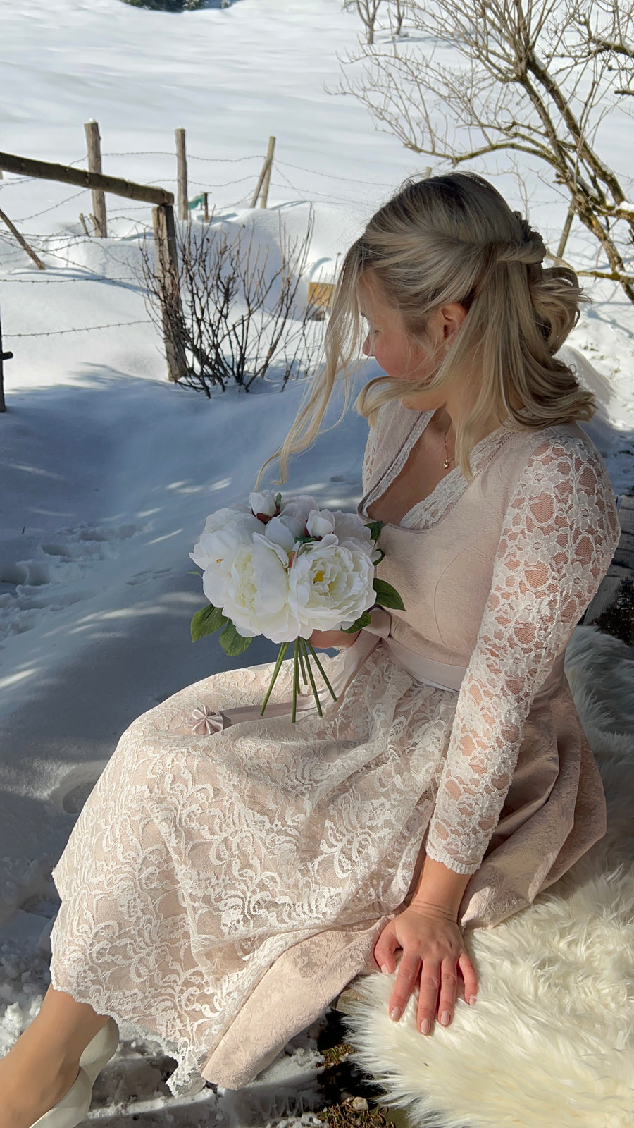 Helles Spitzendirndl nach Maß mit Blumenstrauß, Trachten-Atelier Bad Tölz