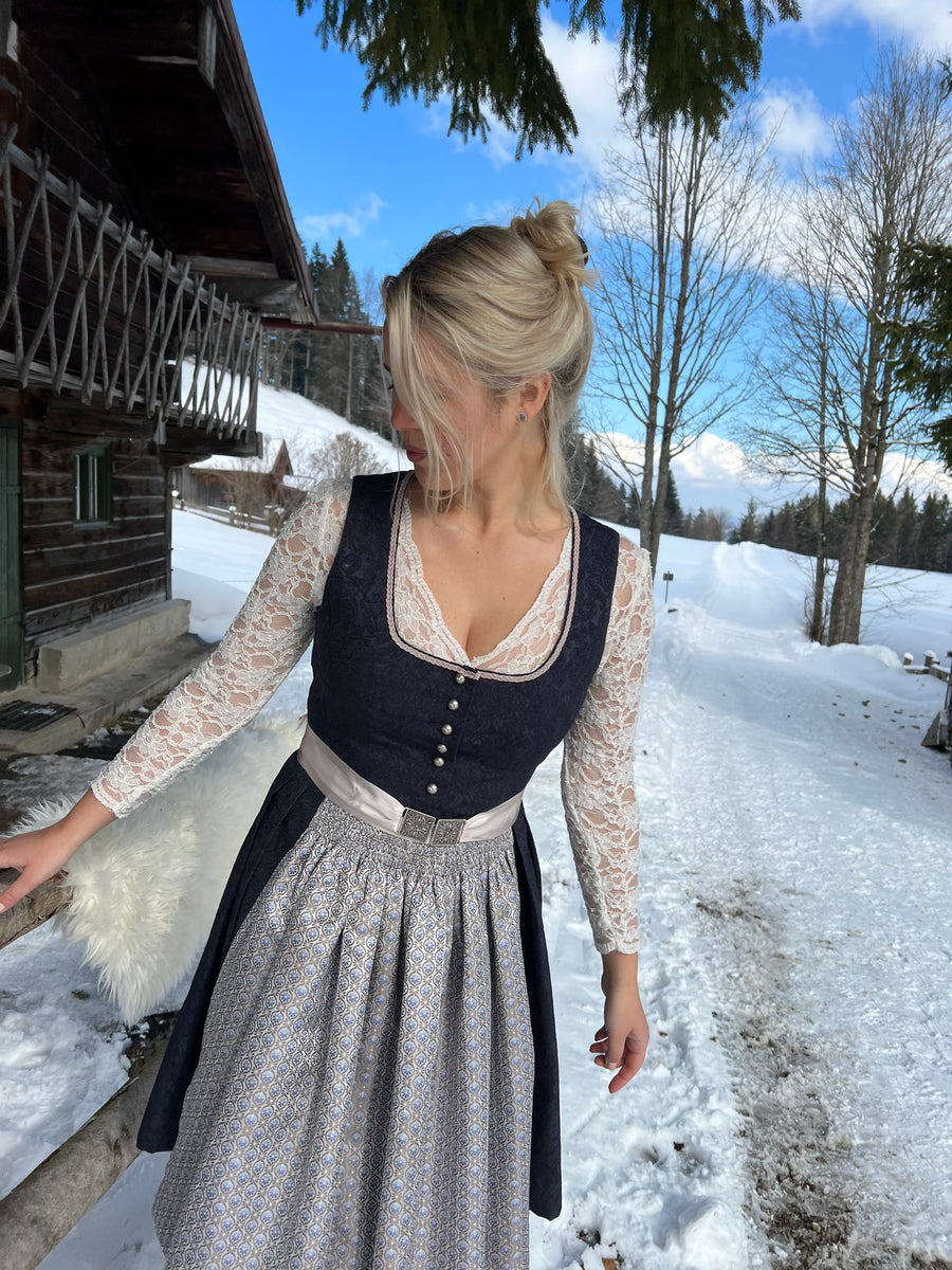 Dunkelblaues Dirndl nach Maß mit heller Schürze, Trachten-Atelier Bad Tölz