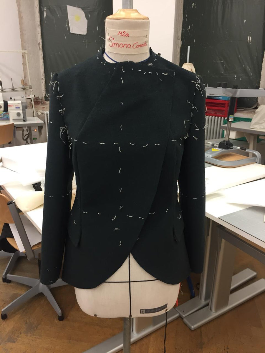 Geheftetes Probeteil auf der Schneiderbüste im Trachten-Atelier Bad Tölz