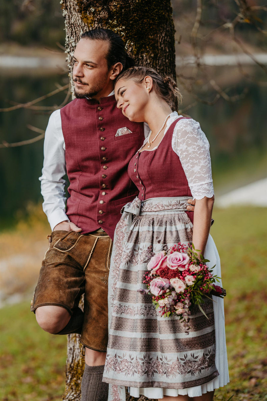 Bordeauxrote Herren-Trachtenweste nach Maß, passend zum Dirndl, Trachten-Atelier Bad Tölz