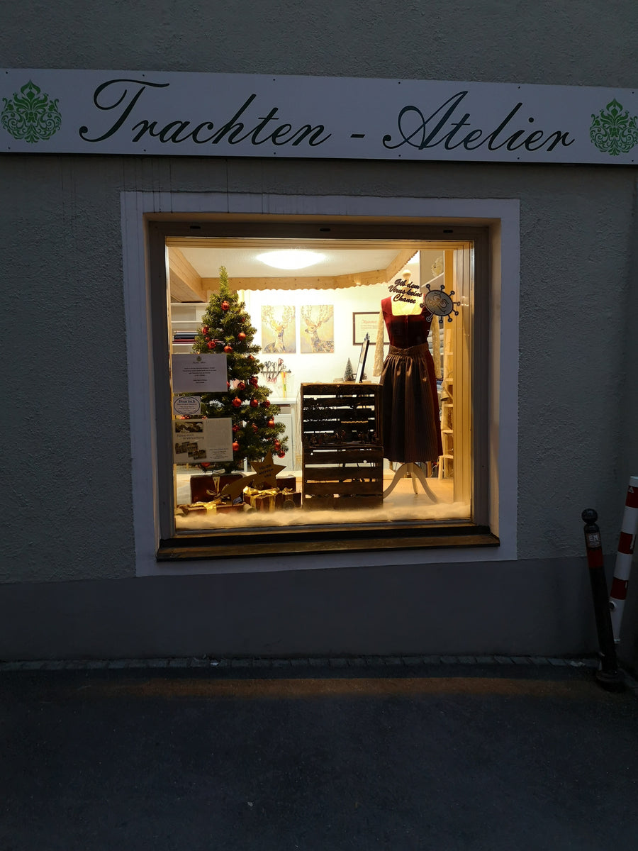 Schaufenster des Trachten-Ateliers in der Lenggrieser Straße, Bad Tölz